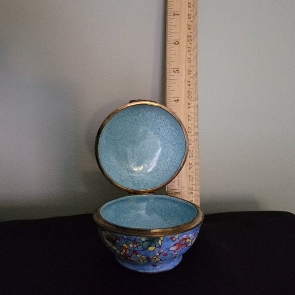 Vintage Butterfly Design Painted Enamel Trinket Box - Picture 11 of 12